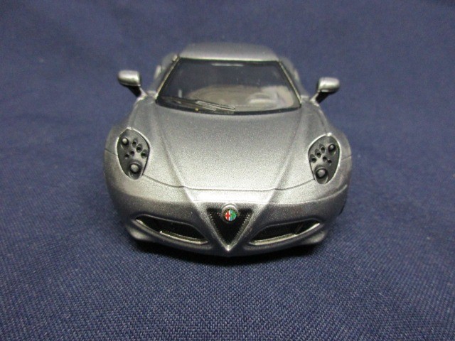 Alfa Romeo 4C ezüst színű modell autó