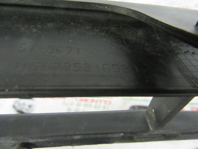 Fiat Idea 735316539 számú, első díszrács a képen látható sérüléssel