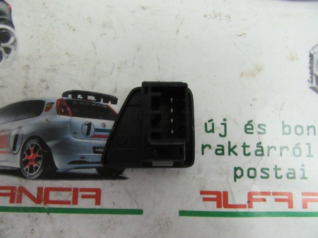 Fiat 500 bal oldali  ablakemelő kapcsoló
