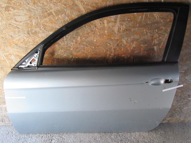 18855 Alfa Romeo 147 3 ajtós halvány kék színű, bal oldali ajtó a képen látható sérüléssel