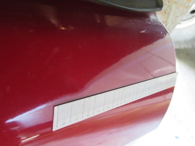 18883 Alfa Romeo 147 3 ajtós piros színű, jobb oldali ajtó a képen látható sérüléssel