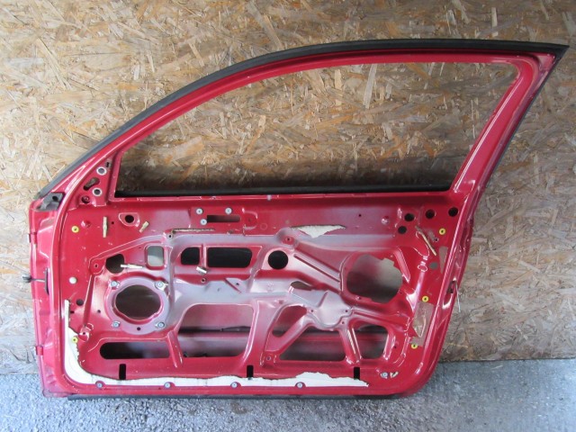 18883 Alfa Romeo 147 3 ajtós piros színű, jobb oldali ajtó a képen látható sérüléssel