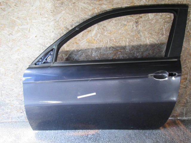 29005 Alfa Romeo 147  3 ajtós, sötét kék  színű, bal oldali ajtó a képen látható sérüléssel