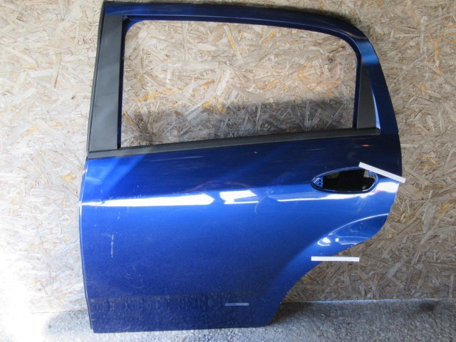29030 Fiat Grande Punto 5 ajtós, kék színű, bal hátsó ajtó a képen látható sérüléssel 51776869