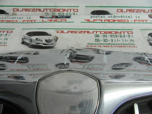 Lancia Musa 735349457 számú díszrács a képen látható sérüléssel