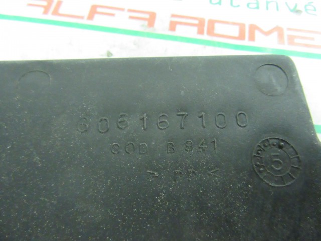 Alfa Romeo 145/146 606167100 számú, első embléma alatti műanyag