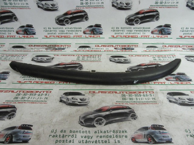 Alfa Romeo 147 46559918 számú, jobb hátsó díszcsík a képen látható sérüléssel