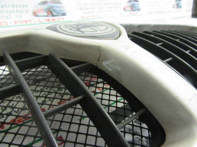 Lancia Delta fehér színű , első díszrács a képen látható sérüléssel