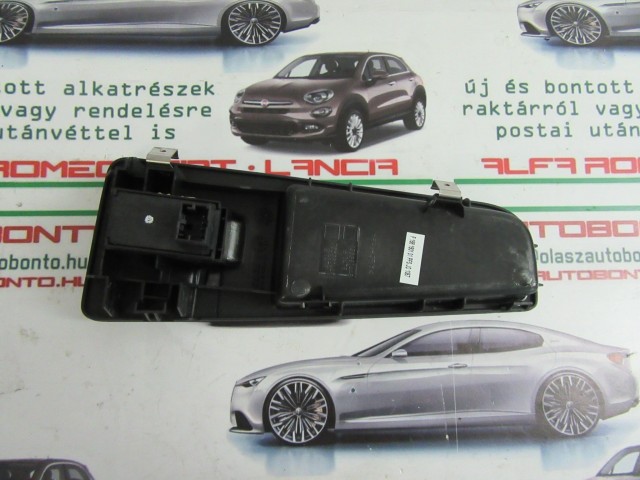 Fiat Grande Punto 735380448 számú, jobb első , ablakemelő kapcsoló tartó