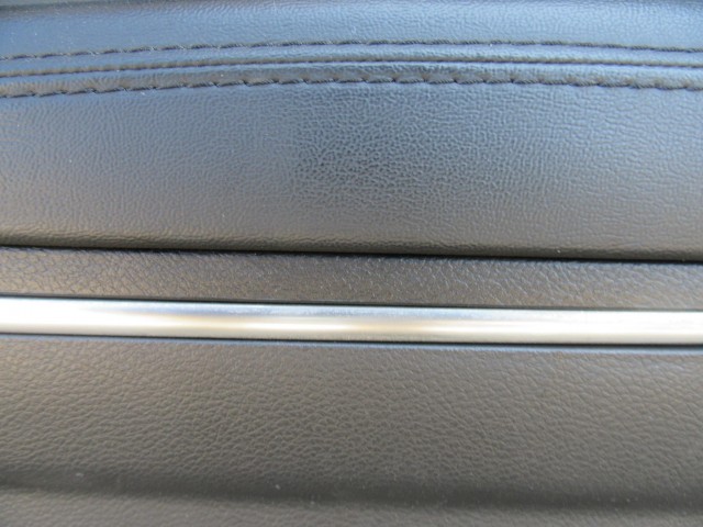 Kárpit53720 Lancia Thema fekete színű, bőr, jobb első ajtókárpit