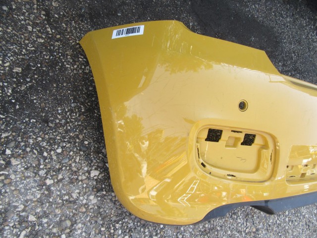 56787 Fiat 500 S  3 parkszenzor helyes hátsó lökhárító, képen látható sérüléssel 
