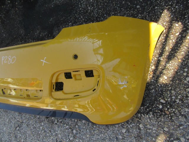 56787 Fiat 500 S  3 parkszenzor helyes hátsó lökhárító, képen látható sérüléssel 