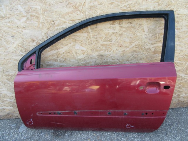 61696 Fiat Stilo 3 ajtós, bordó színű bal ajtó, a képen látható sérüléssel 