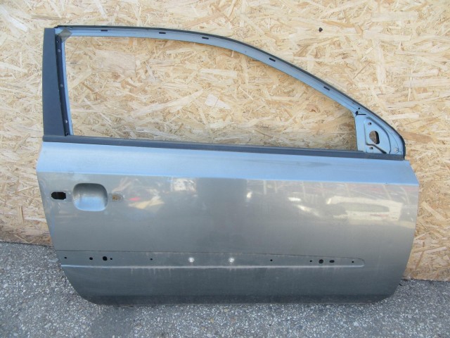 61705 Fiat Stilo 3 ajtós, szürke színű jobb oldali ajtó. a képen látható sérüléssel 