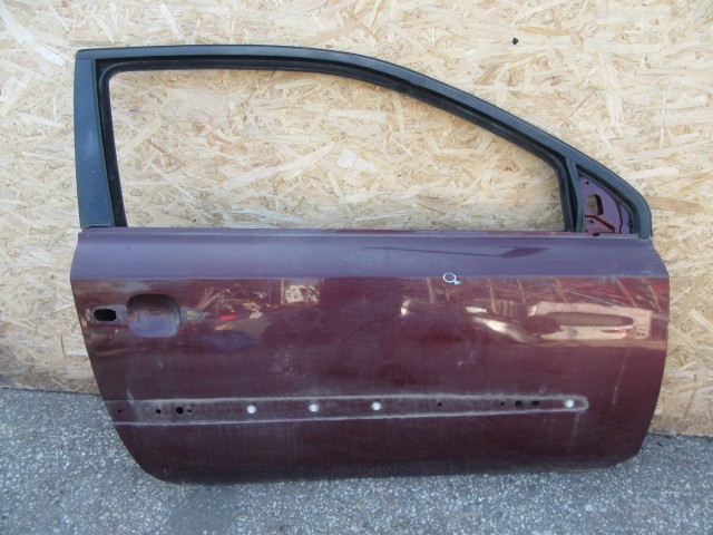 61708 Fiat Stilo 3 ajtós, barna színű jobb oldali ajtó. a képen látható sérüléssel