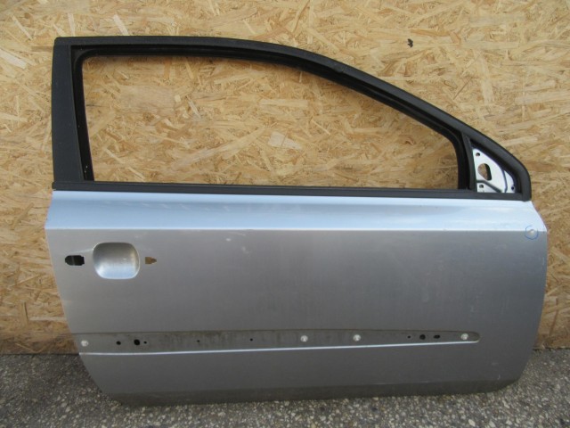 61880 Fiat Stilo 3 ajtós, kék színű jobb oldali ajtó a képen látható sérüléssel