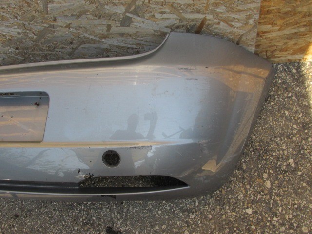94104 Fiat Grande Punto ezüst színű hátsó lökhárító, a képen látható sérüléssel  71777606