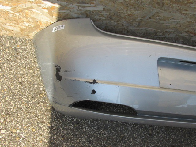 94110 Fiat Grande Punto ezüst színű hátsó lökhárító, a képen látható sérüléssel 71777606