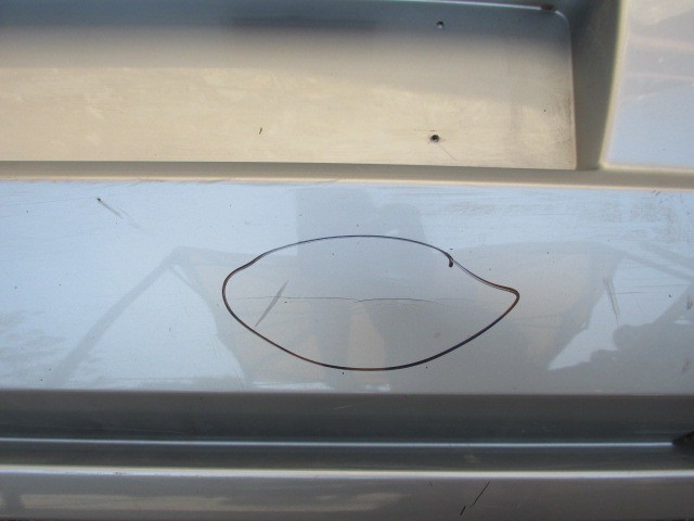 94110 Fiat Grande Punto ezüst színű hátsó lökhárító, a képen látható sérüléssel 71777606