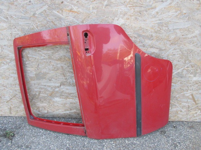 87891 Fiat Idea piros színű, bal hátsó ajtó a képen látható sérüléssel 
