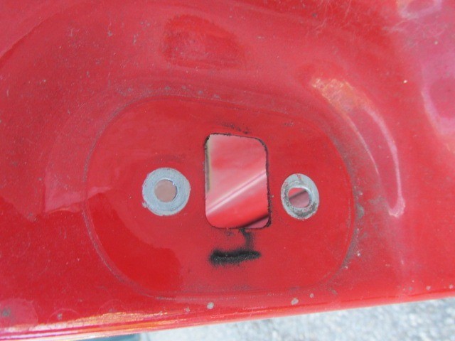 87891 Fiat Idea piros színű, bal hátsó ajtó a képen látható sérüléssel 