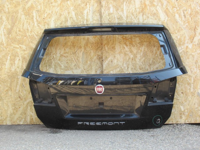 111028 Fiat Freemont csomagtérajtó, a képen látható sérüléssel K1CZ91TZZAI
