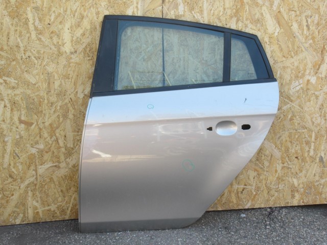 111123 Fiat Bravo 2007-2014 bal hátsó ajtó a képen látható sérüléssel 51839096