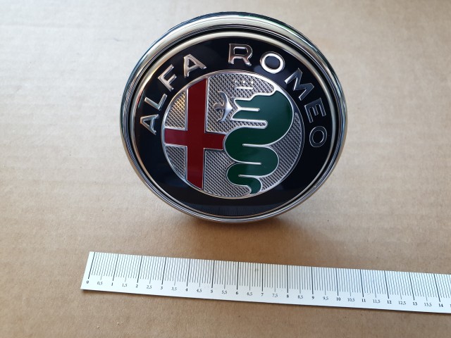 Alfa Romeo Giulietta gyári új, nyomógombos hátsó embléma 50538700