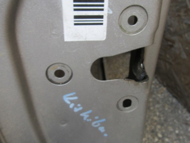 61871 Fiat Stilo 3 ajtós, ezüst színű bal oldali ajtó, a képen látható sérüléssel