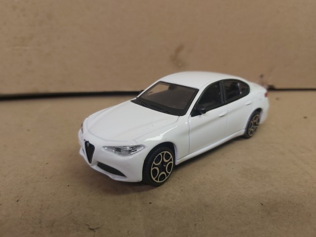 Alfa Romeo Giulia Fehér színű modell autó  1:43 méretarány, Bburago