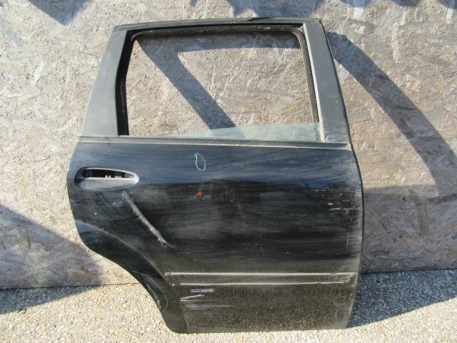138900 Fiat Croma 2005-2010 fekete színű, jobb hátsó ajtó a képen látható sérüléssel