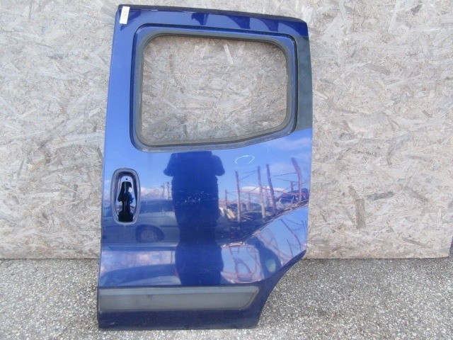 150084 Fiat Fiorino, Qubo  bal oldali üveghelyes toló ajtó, a képen látható sérüléssel