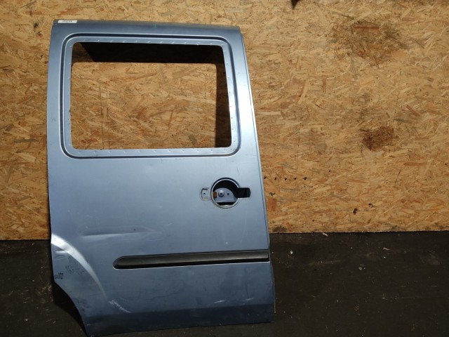 154737 Fiat Doblo 2000-2005 jobb oldali toló ajtó, a képen látható sérüléssel