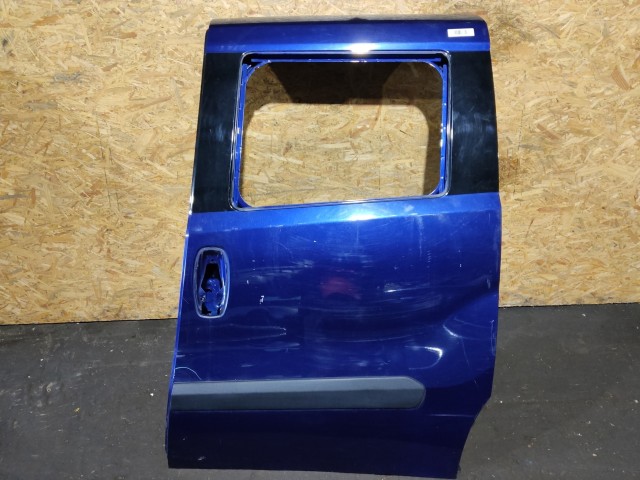 154869 Fiat Doblo III.-IV. kék színű, bal oldali lejáró üveg helyes toló ajtó, a képen látható sérüléssel