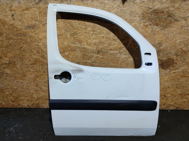 154952 Fiat Doblo 2000-2009 jobb első fehér színű ajtó a képen látható sérüléssel