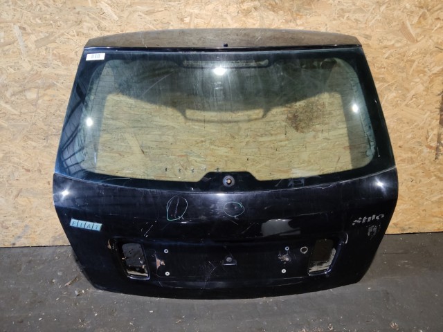157554 Fiat Stilo 2001-2003 5 ajtós fekete színű csomagtérajtó, a képen látható sérüléssel