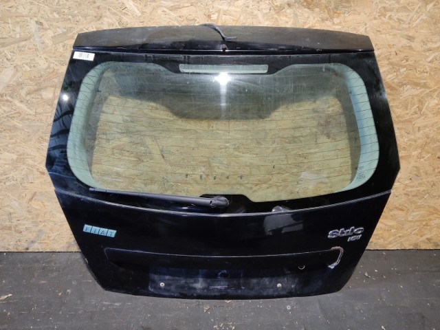 157561 Fiat Stilo 3 ajtós fekete színű csomagtérajtó, a képen látható sérüléssel