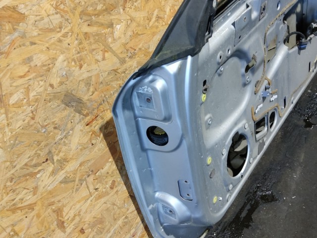 157653 Alfa Romeo Brera 2005-2010 ezüst színű jobb oldali ajtó, a képen látható sérüléssel