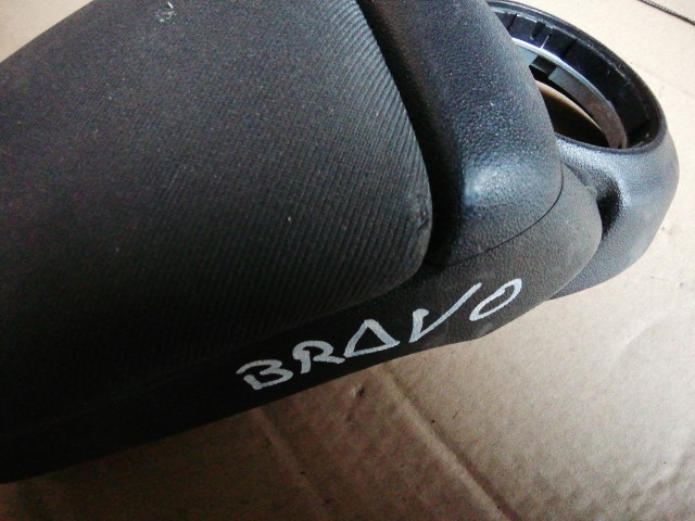 143873 Fiat Bravo 2007-2014 fekete szövet könyöklő, a képen látható szakadással, kopással