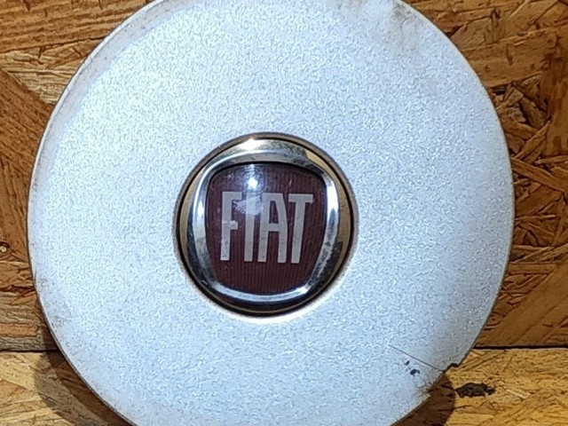 171866 Fiat Bravo 2007-2014 Felni közép kupak , a képen látható 2 rögzítő fűl töréssel!!!!!