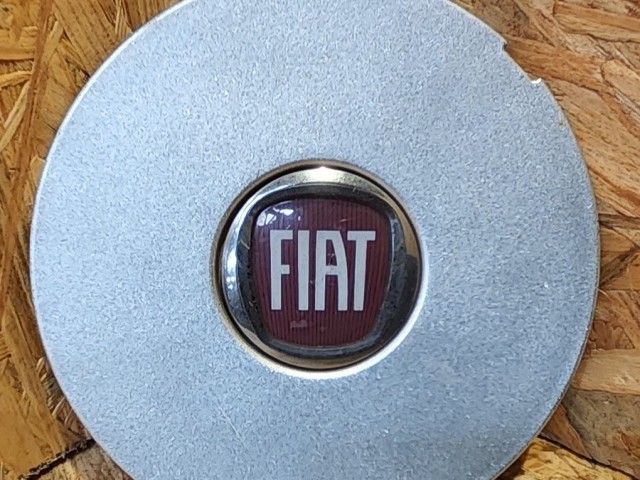 171878 Fiat Bravo 2007-2014 Felni közép kupak , a képen látható 2 rögzítő fűl töréssel!!!!!