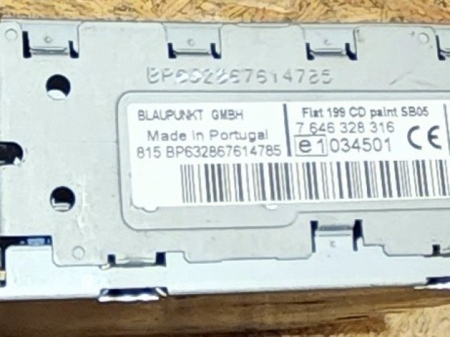 167001 Fiat Grande Punto Blaupunkt Cd-s rádió 735429579 kopott gombok!!!