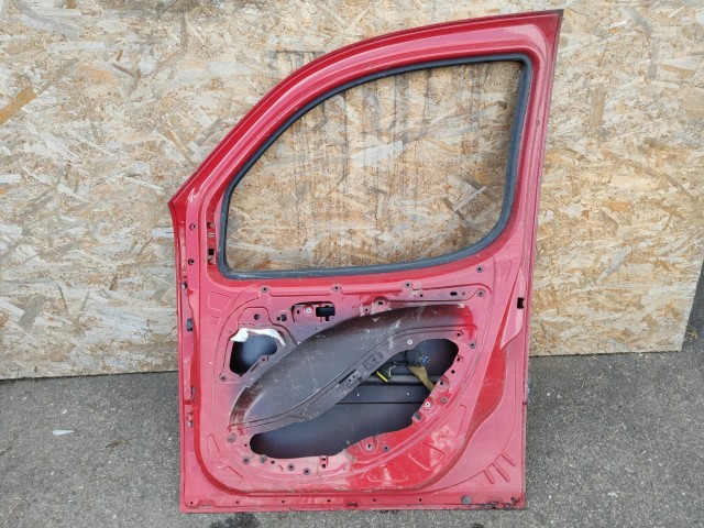 167279 Fiat Doblo 2000-2009  Piros színű jobb első ajtó, a képen látható sérüléssel 51847704