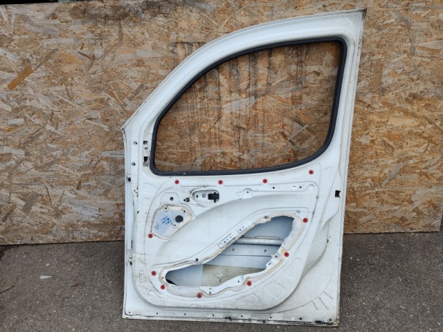168704 Fiat Doblo 2000-2009 fehér színű jobb első ajtó,a képen látható sérüléssel 51847704