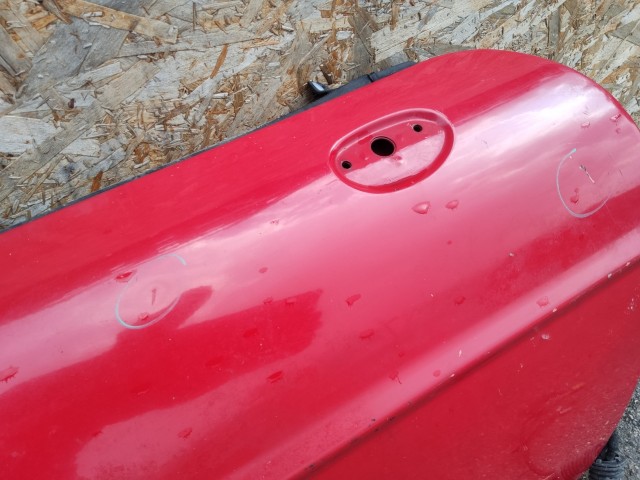168710 Fiat Barchetta 1995-2004 piros színű jobb oldali ajtó, a képen látható sérüléssel