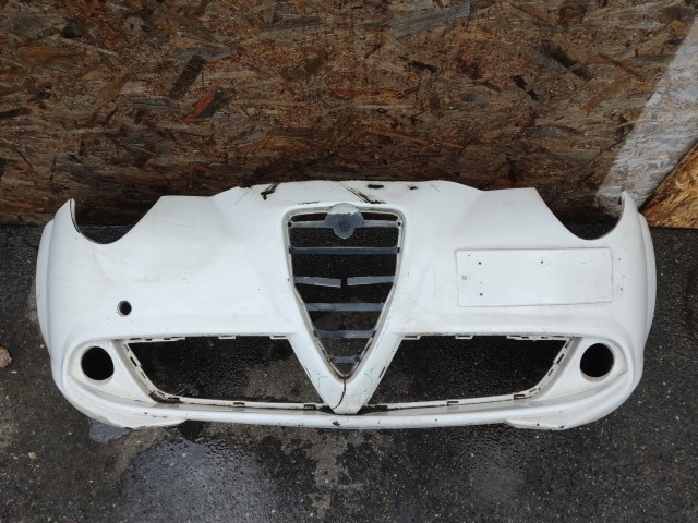 172955 Alfa Romeo MiTo 2008-2013 fehér színű első lökhárító, a képen látható sérüléssel 71777562
