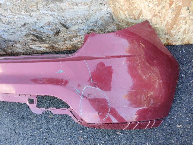 172993 Fiat Bravo 2007-2014 bordó színű, hátsó lökhárító, a képen látható sérüléssel