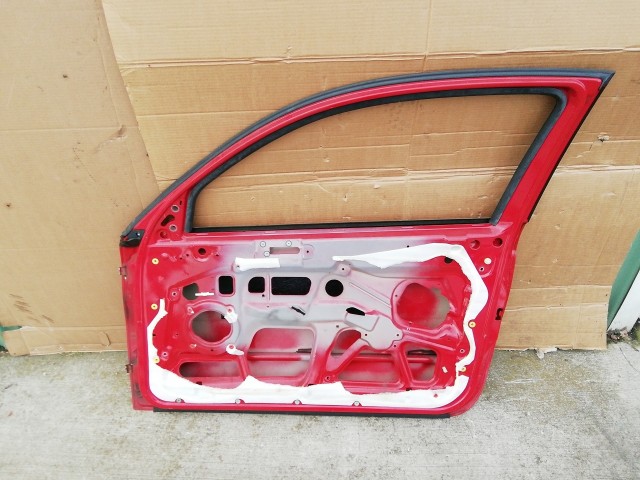 158316 Alfa Romeo 147 2000-2010 3 ajtós jobb oldali ajtó, a képen látható sérüléssel