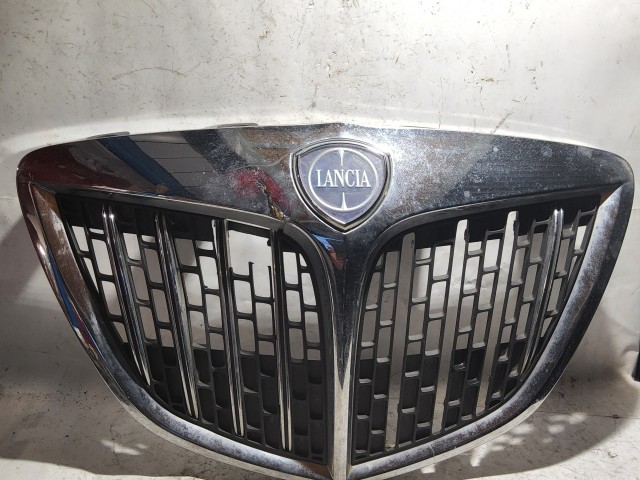 179784 Lancia Delta 2008-2014 Díszrács, a képeken látható sérülésekkel