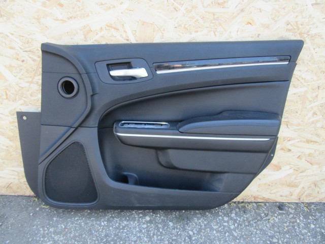 Kárpit53720 Lancia Thema fekete színű, bőr, jobb első ajtókárpit